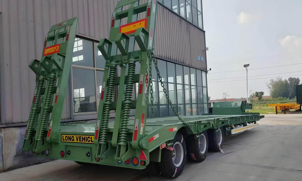 Lowbed truck trailer with side extensions Lowbed truck trailer with side extensions