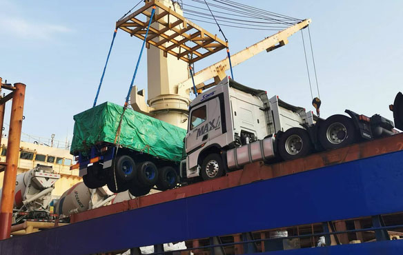 Side dump trailer for shipment Side dump trailer for shipment