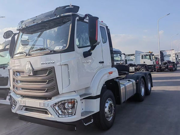 Cami&oacute;n tractor HOWO NX 371HP de 10 ruedas