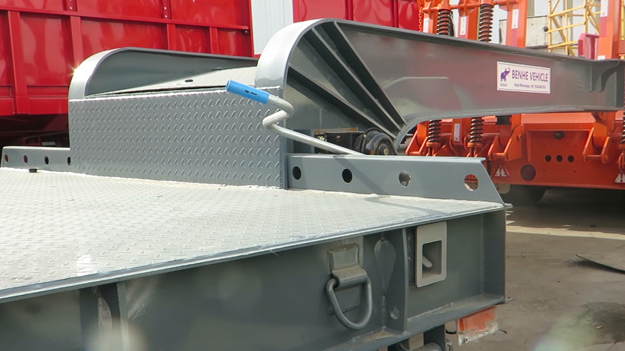 3 Axles 60 Tons Lowbed Semi Trailer