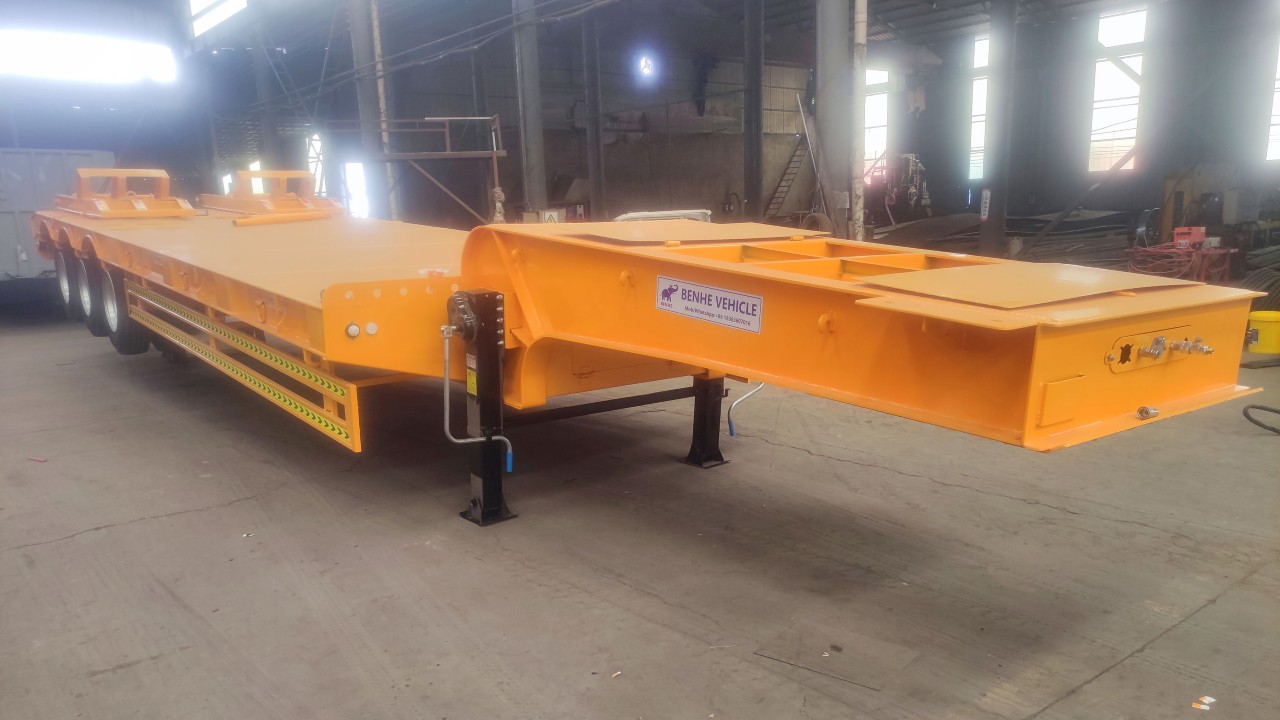 Three Axles Lowbed Trailer